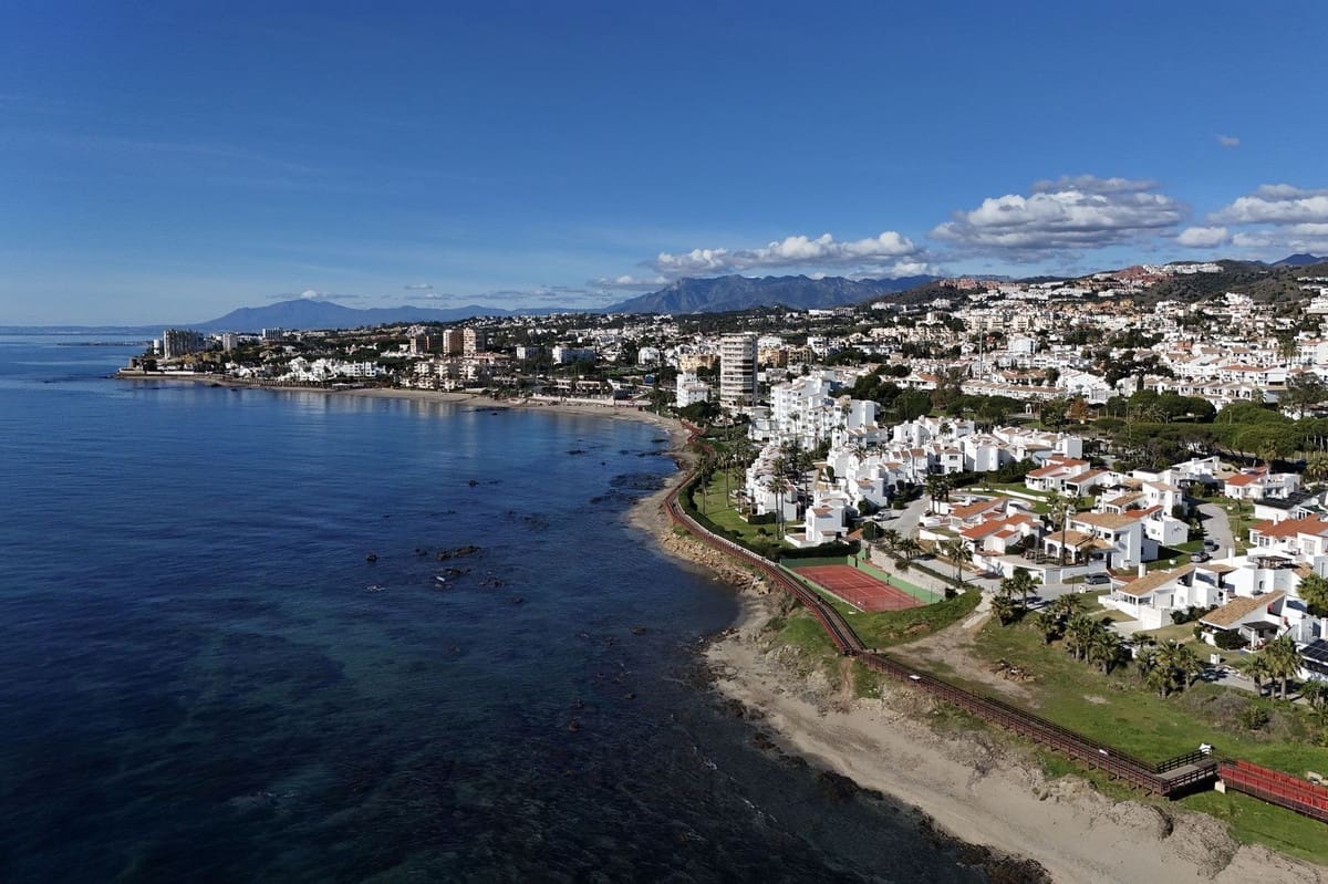 3 sypialnia Dom blizniak na sprzedaż w Mijas Costa z basenem garażem - 649 000 € (Ref: 9603656)