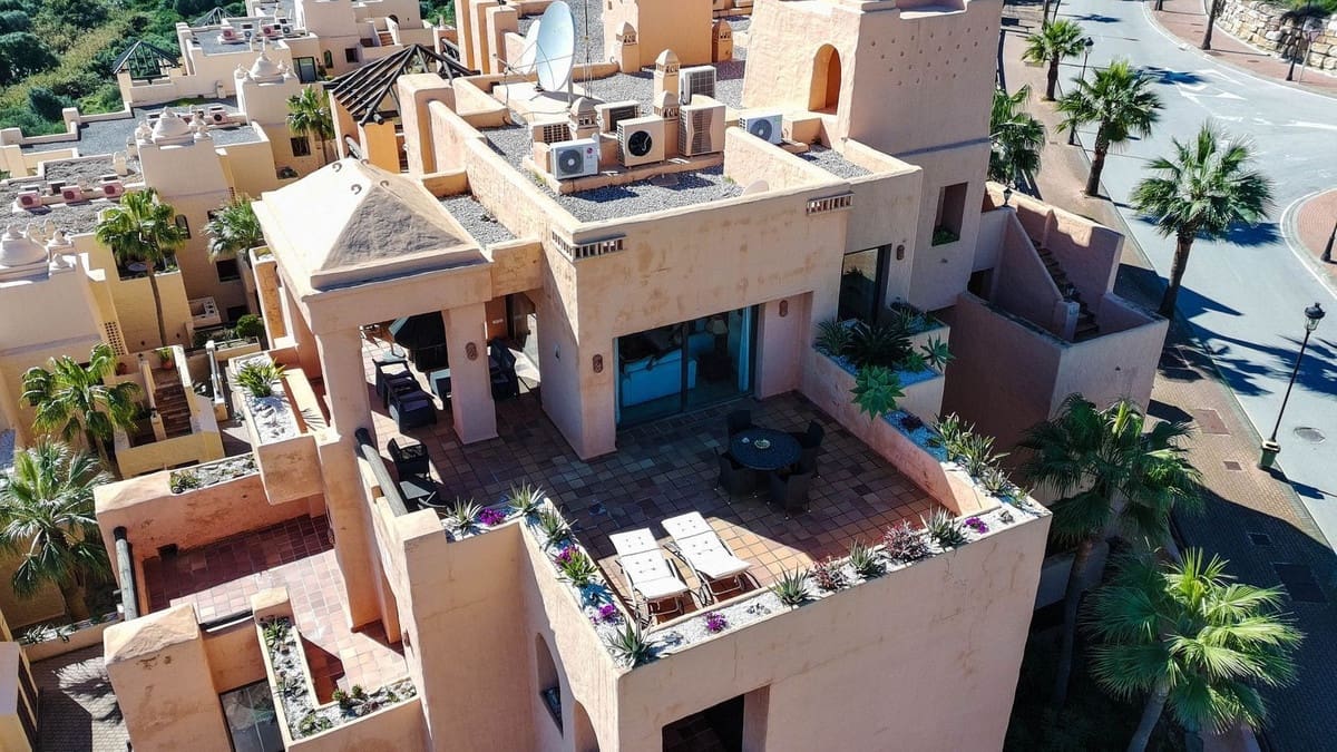 3 bedroom Penthouse for sale in La Duquesa / Puerto de la Duquesa with pool garage - € 495,000 (Ref: 9626715)