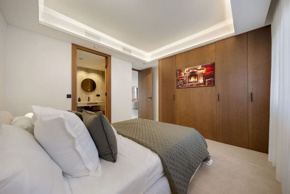 3 bedroom Apartment for sale in Nueva Andalucia with pool garage - € 1,650,000 (Ref: 9631866)