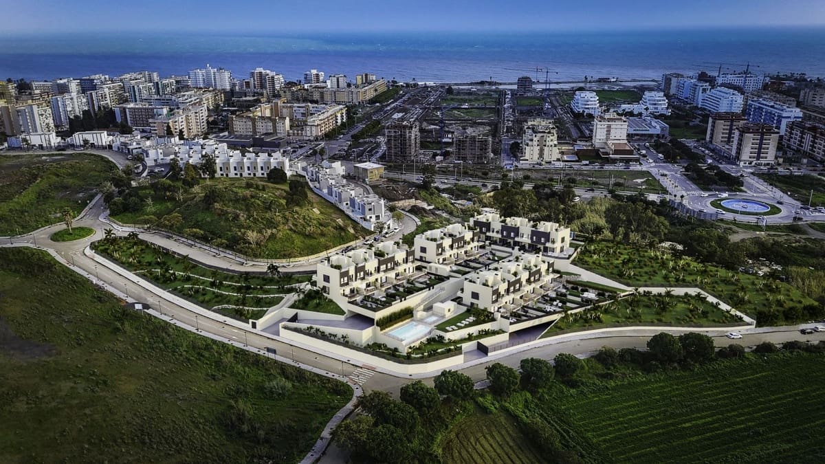 4 sypialnia Dom na sprzedaż w Torre del Mar z basenem garażem - 630 000 € (Ref: 9638007)