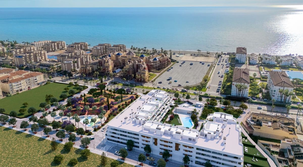 Apartamento de 2 habitaciones en Torrox-Costa en venta con piscina garaje - 318.000 € (Ref: 9638008)