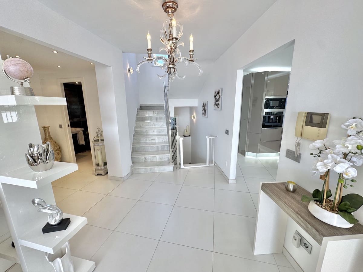 5 soverom Villa til salgs i Calahonda med svømmebasseng garasje - € 1 100 000 (Ref: 9646297)