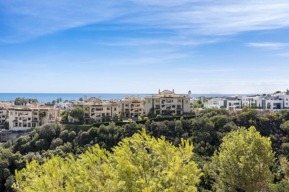 2 bedroom Apartment for sale in Estepona with pool garage - € 359,000 (Ref: 9669853)