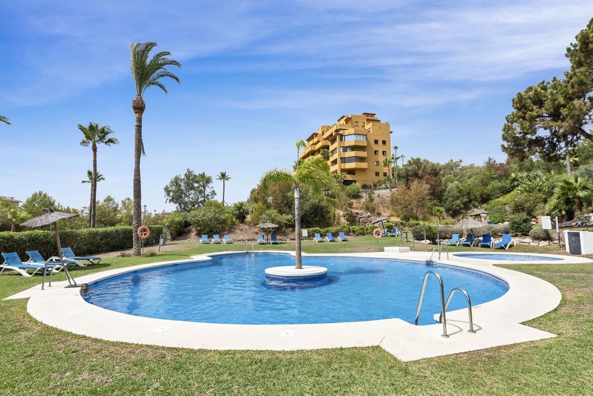 2 bedroom Apartment for sale in Estepona with pool garage - € 359,000 (Ref: 9669853)
