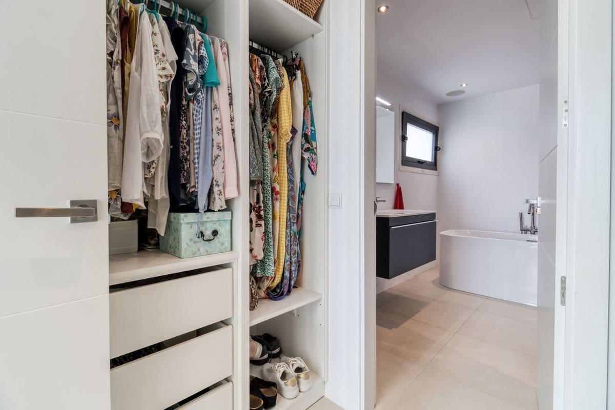 4 bedroom Villa for sale in La Cala de Mijas with pool garage - € 2,395,000 (Ref: 9672187)