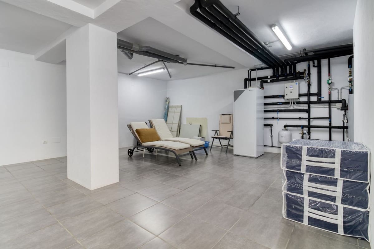 4 bedroom Villa for sale in La Cala de Mijas with pool garage - € 2,395,000 (Ref: 9672187)