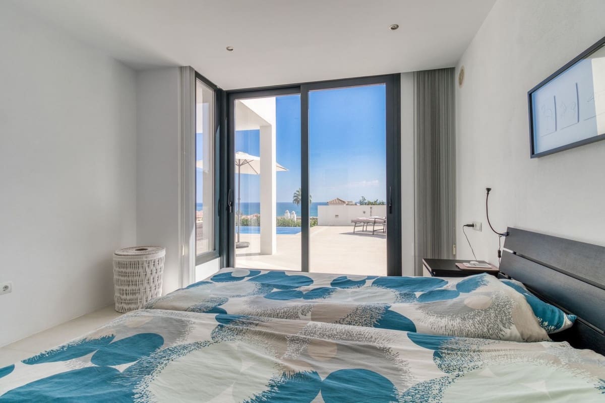 4 soveværelse Villa til salg i La Cala de Mijas med swimmingpool garage - € 2.395.000 (Ref: 9672187)