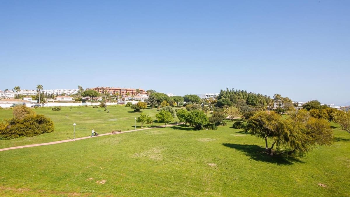 2 slaapkamer Appartement te koop in La Duquesa / Puerto de la Duquesa met zwembad garage - € 229.000 (Ref: 9688502)