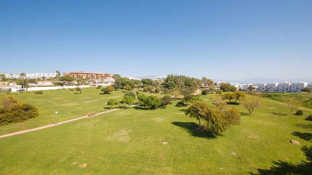 2 bedroom Apartment for sale in La Duquesa / Puerto de la Duquesa with pool garage - € 229,000 (Ref: 9688502)