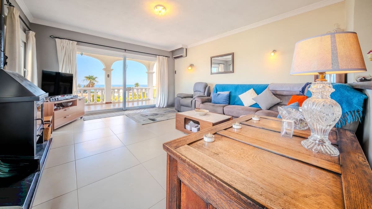 4 soveværelse Villa til salg i La Duquesa / Puerto de la Duquesa med swimmingpool garage - € 849.000 (Ref: 9688503)