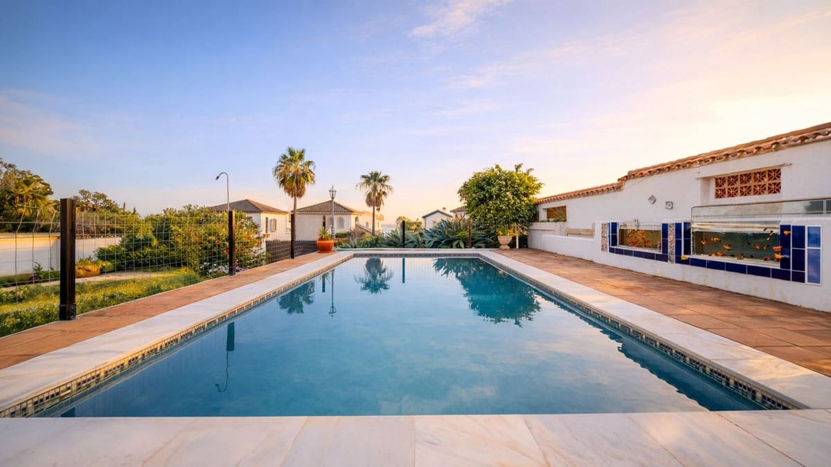 4 soveværelse Villa til salg i La Duquesa / Puerto de la Duquesa med swimmingpool garage - € 849.000 (Ref: 9688503)