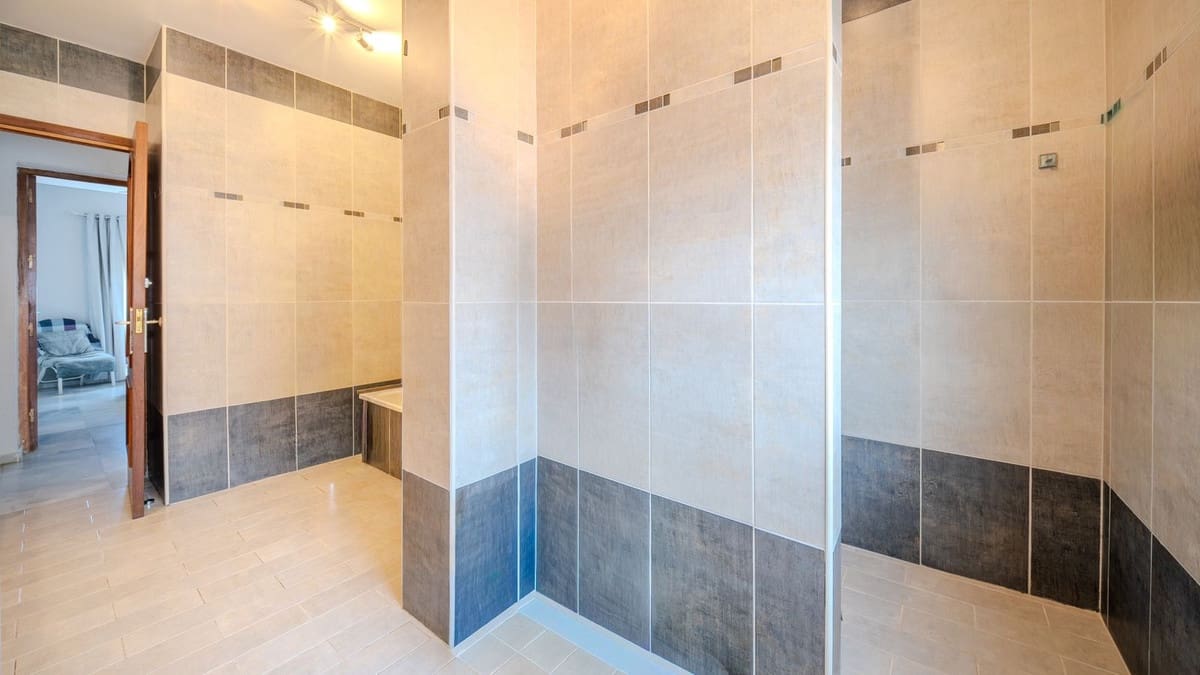 4 soveværelse Villa til salg i La Duquesa / Puerto de la Duquesa med swimmingpool garage - € 849.000 (Ref: 9688503)