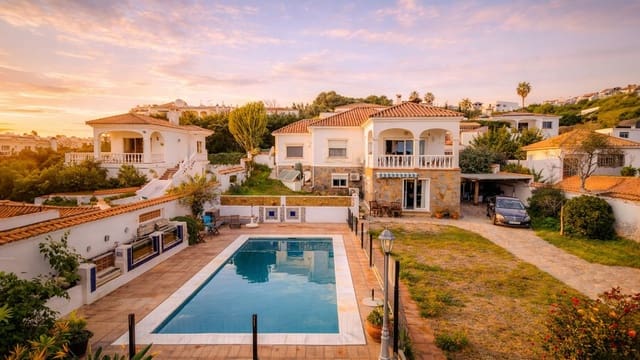 4 soveværelse Villa til salg i La Duquesa / Puerto de la Duquesa, Manilva med swimmingpool garage - € 849.000 (Ref: 9688503)