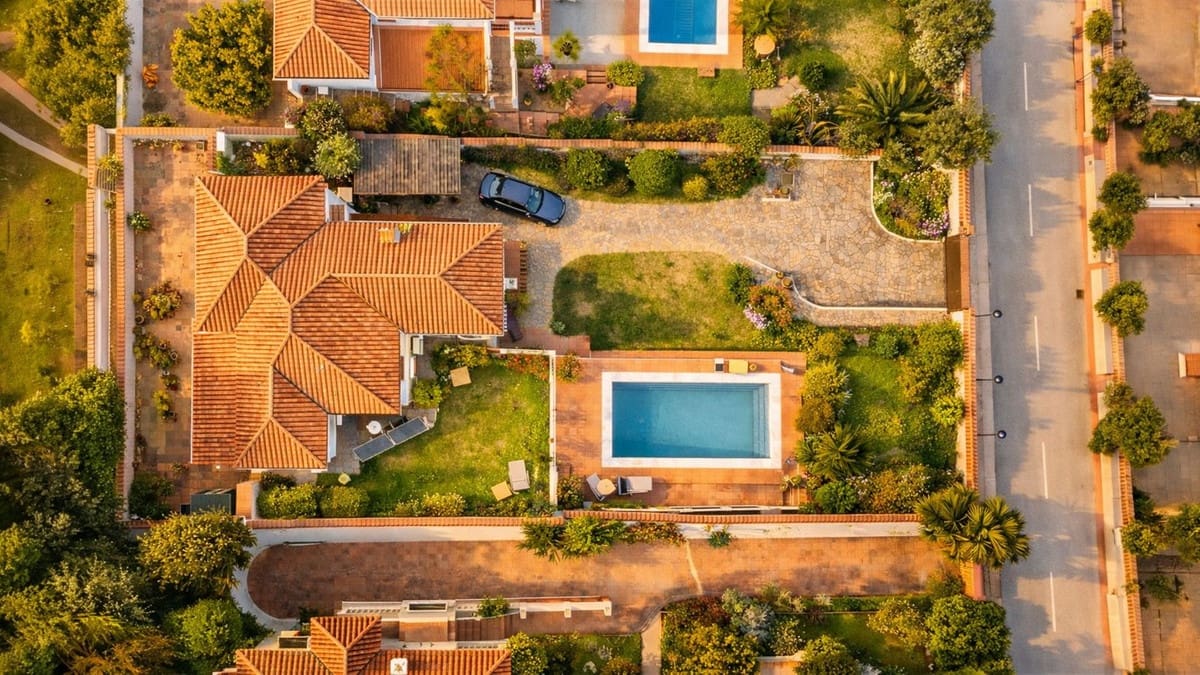 4 soveværelse Villa til salg i La Duquesa / Puerto de la Duquesa med swimmingpool garage - € 849.000 (Ref: 9688503)