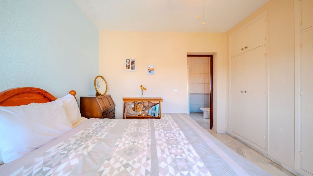 4 quarto Moradia para venda em La Duquesa / Puerto de la Duquesa com piscina garagem - 849 000 € (Ref: 9688503)