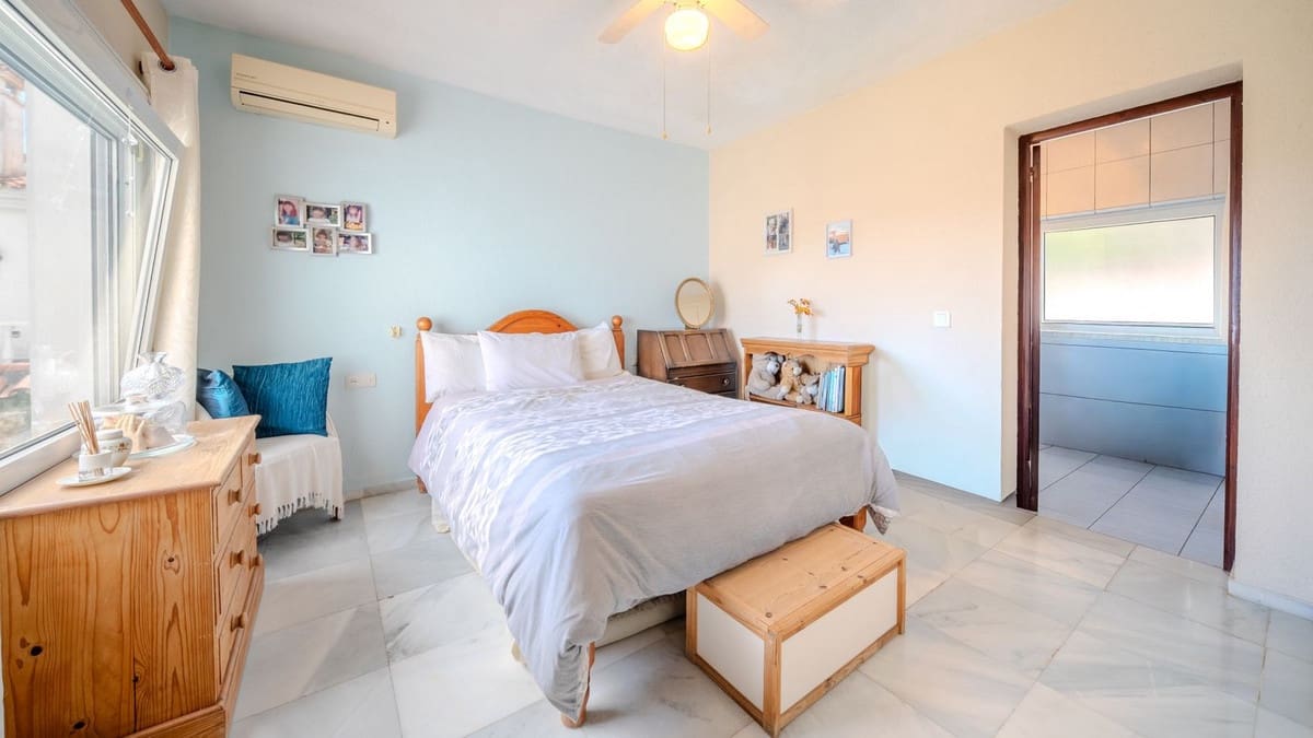 4 quarto Moradia para venda em La Duquesa / Puerto de la Duquesa com piscina garagem - 849 000 € (Ref: 9688503)