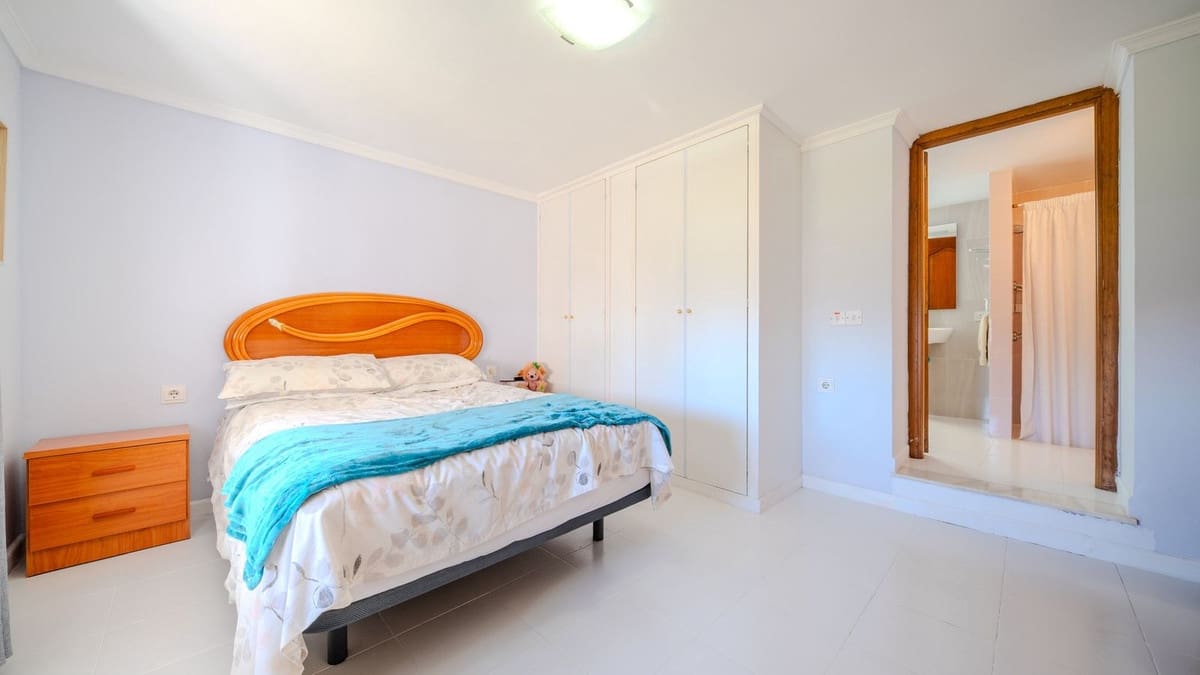 4 quarto Moradia para venda em La Duquesa / Puerto de la Duquesa com piscina garagem - 849 000 € (Ref: 9688503)