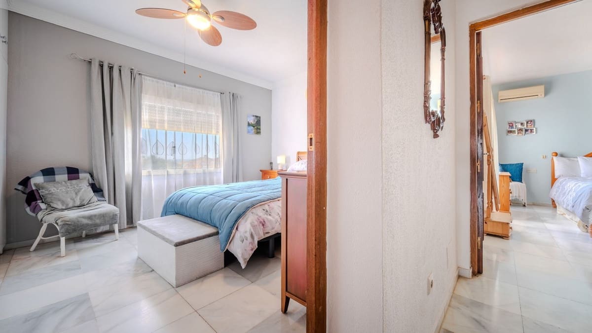 4 quarto Moradia para venda em La Duquesa / Puerto de la Duquesa com piscina garagem - 849 000 € (Ref: 9688503)