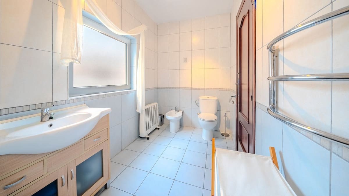 4 quarto Moradia para venda em La Duquesa / Puerto de la Duquesa com piscina garagem - 849 000 € (Ref: 9688503)