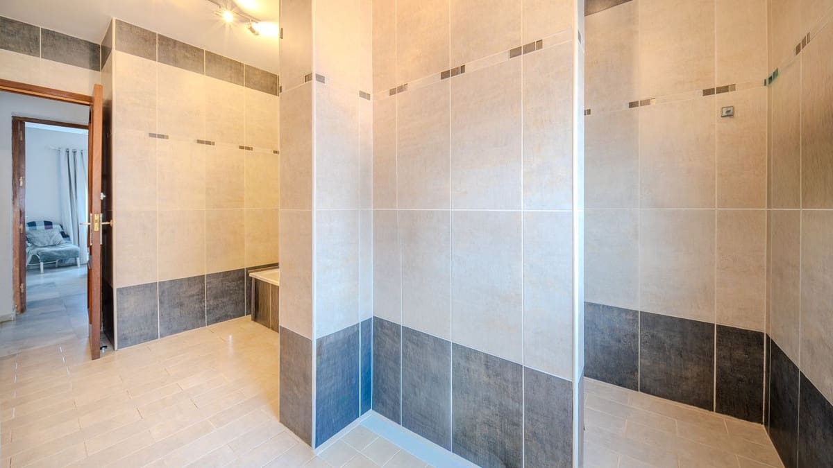 4 quarto Moradia para venda em La Duquesa / Puerto de la Duquesa com piscina garagem - 849 000 € (Ref: 9688503)