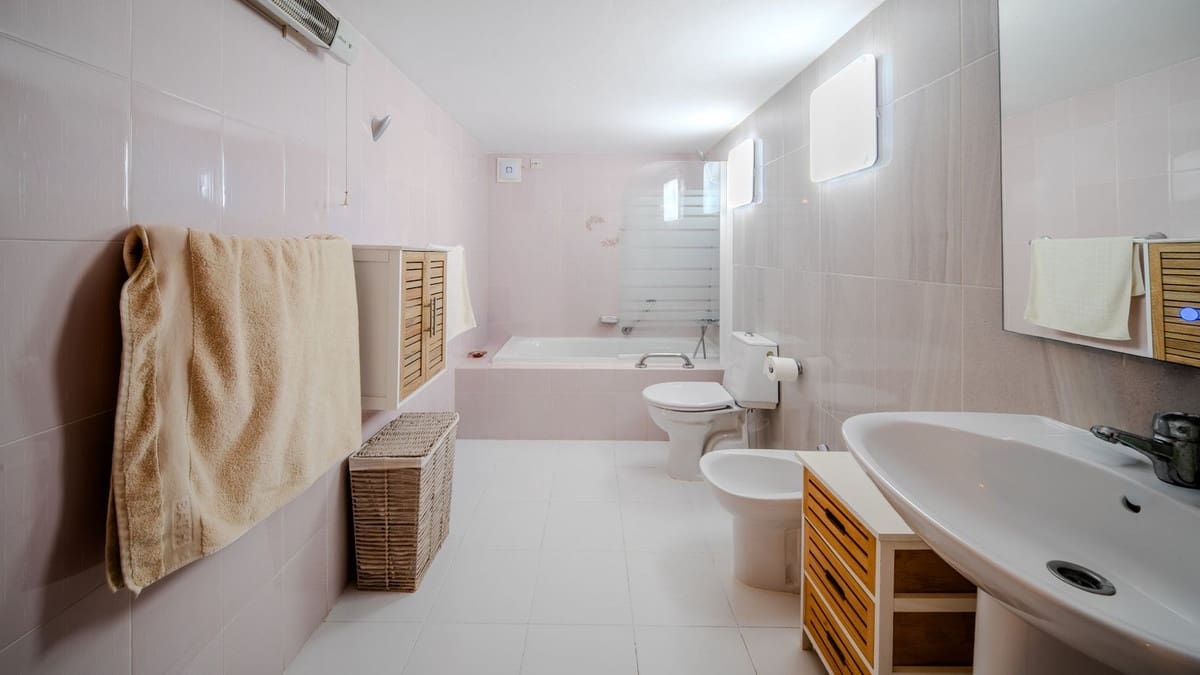 4 quarto Moradia para venda em La Duquesa / Puerto de la Duquesa com piscina garagem - 849 000 € (Ref: 9688503)