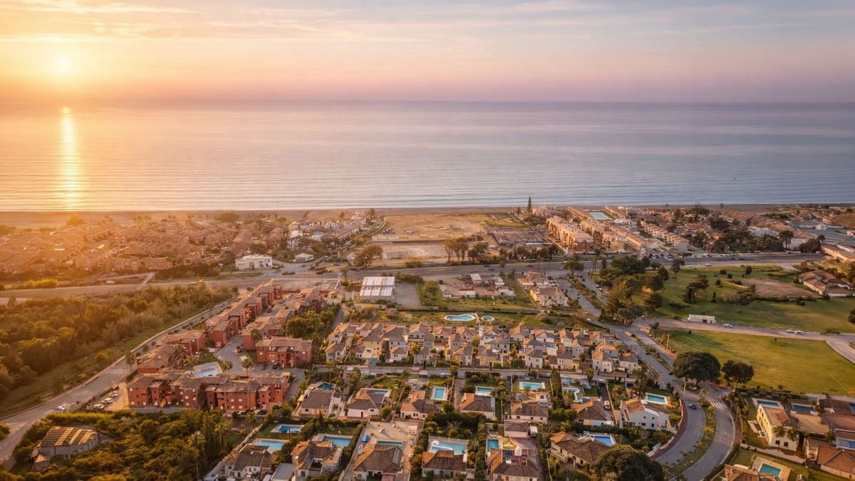 4 bedroom Villa for sale in La Duquesa / Puerto de la Duquesa with pool garage - € 849,000 (Ref: 9688503)