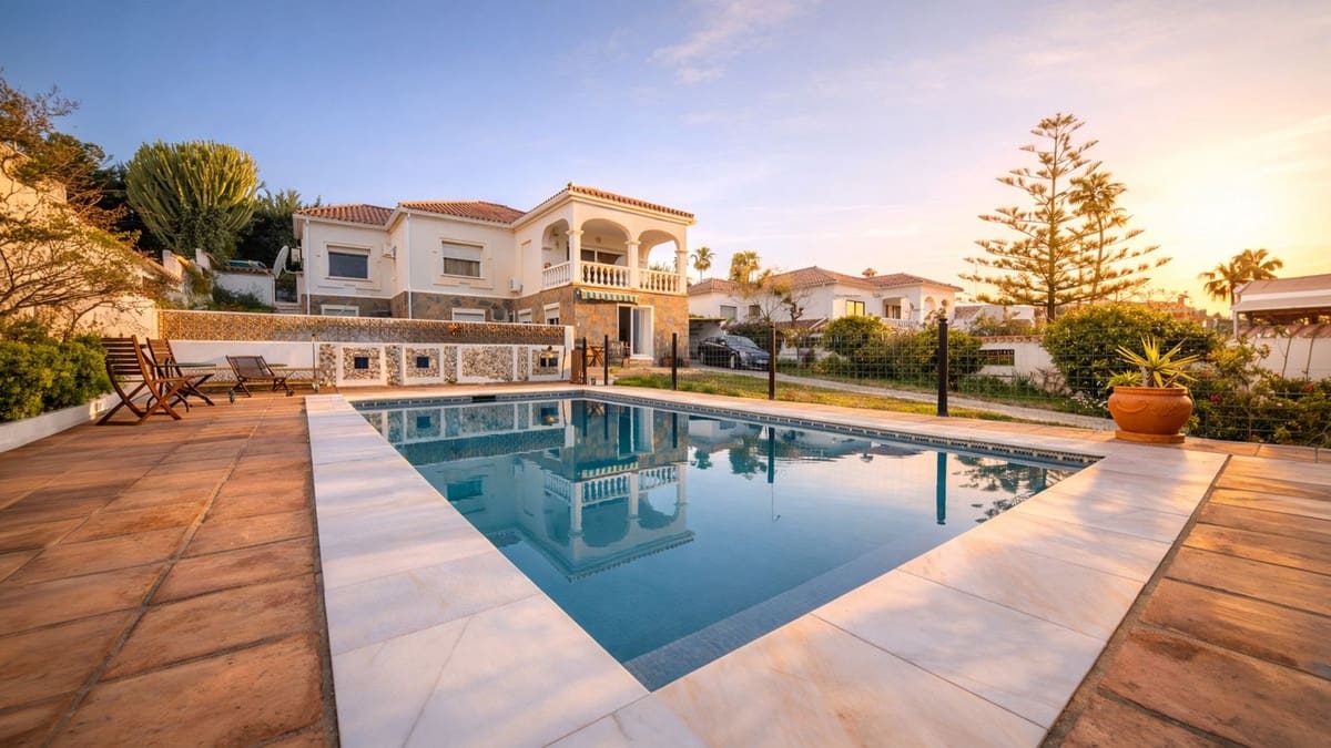 4 bedroom Villa for sale in La Duquesa / Puerto de la Duquesa with pool garage - € 849,000 (Ref: 9688503)