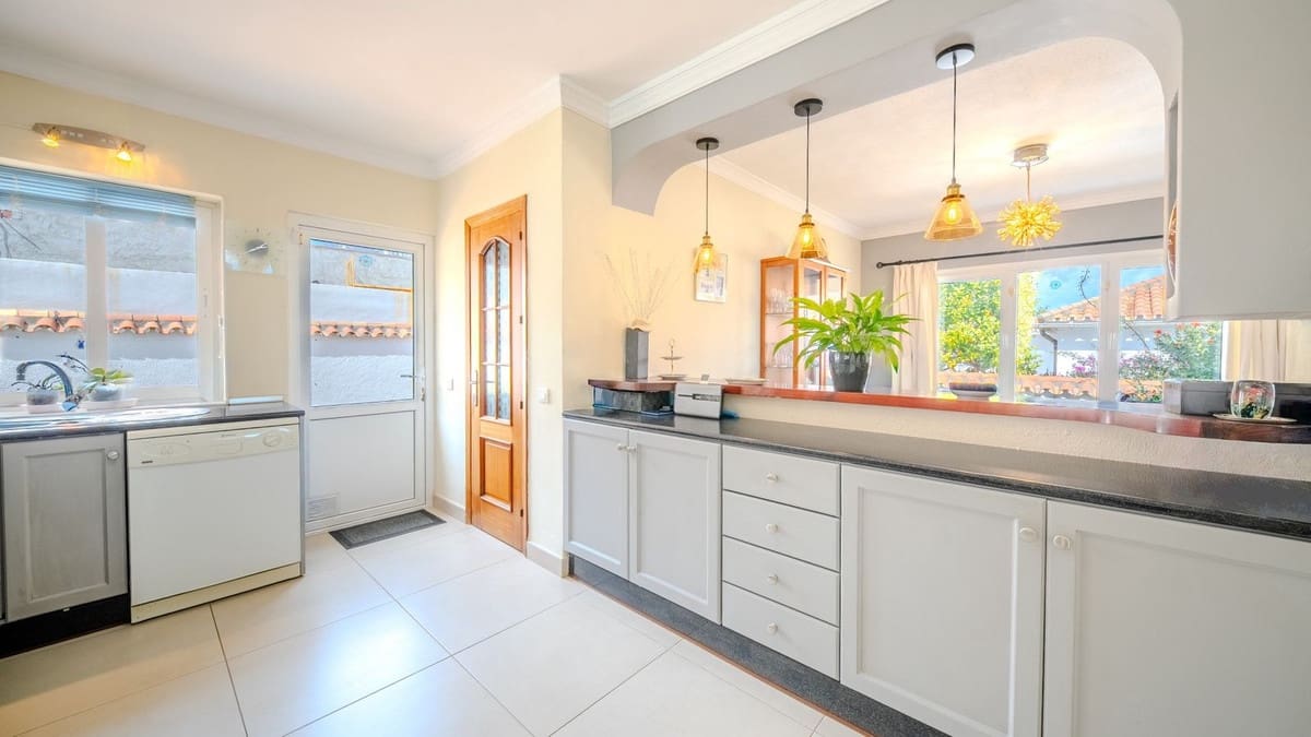 4 bedroom Villa for sale in La Duquesa / Puerto de la Duquesa with pool garage - € 849,000 (Ref: 9688503)