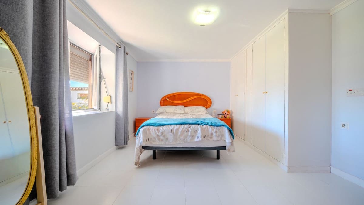 4 bedroom Villa for sale in La Duquesa / Puerto de la Duquesa with pool garage - € 849,000 (Ref: 9688503)