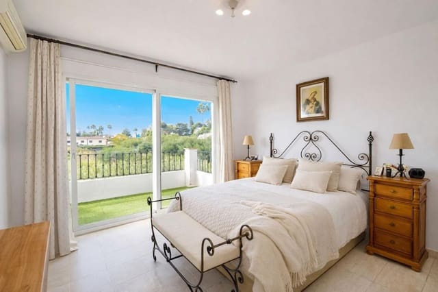 3 bedroom Apartment for sale in Estepona with garage - € 300,000 (Ref: 9688504)