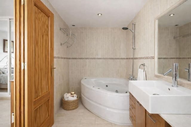 3 bedroom Apartment for sale in Estepona with garage - € 300,000 (Ref: 9688504)