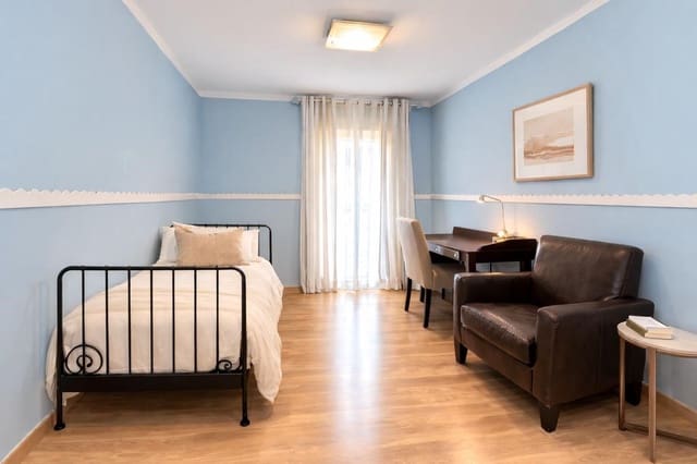 3 bedroom Apartment for sale in Estepona with garage - € 300,000 (Ref: 9688504)