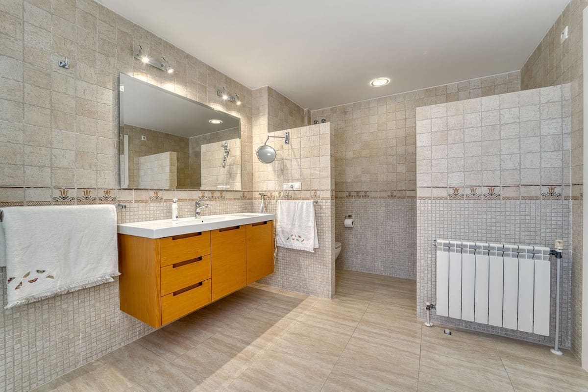 5 sovrum Villa till salu i Guadalmina med pool garage - 1 580 000 € (Ref: 9688505)