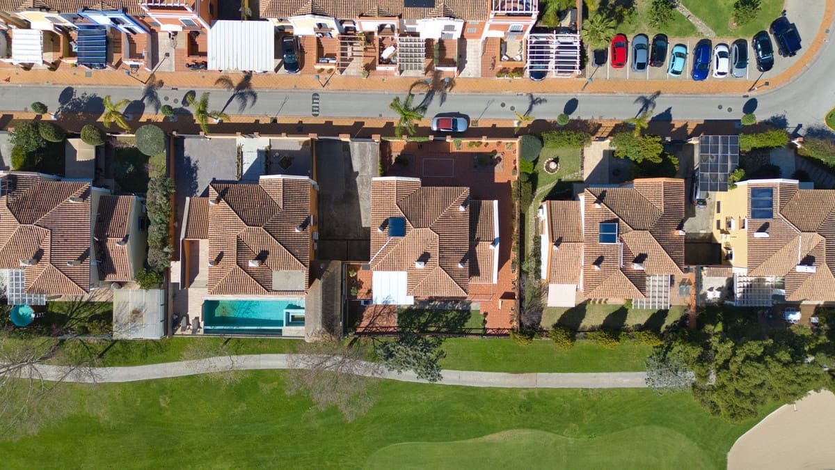 5 bedroom Villa for sale in Guadalmina with pool garage - € 1,580,000 (Ref: 9688505)