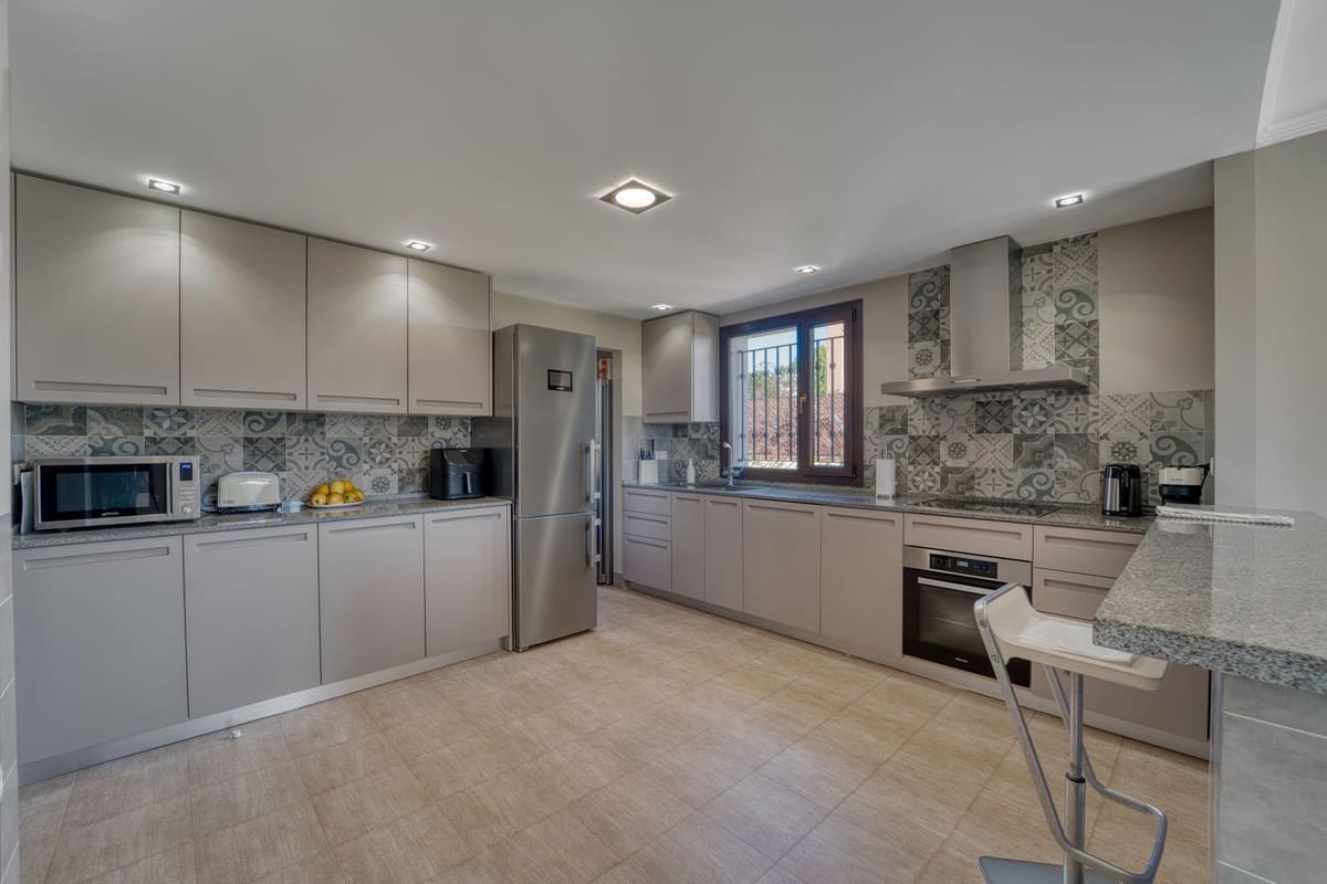 5 sypialnia Willa na sprzedaż w Guadalmina z basenem garażem - 1 580 000 € (Ref: 9688505)