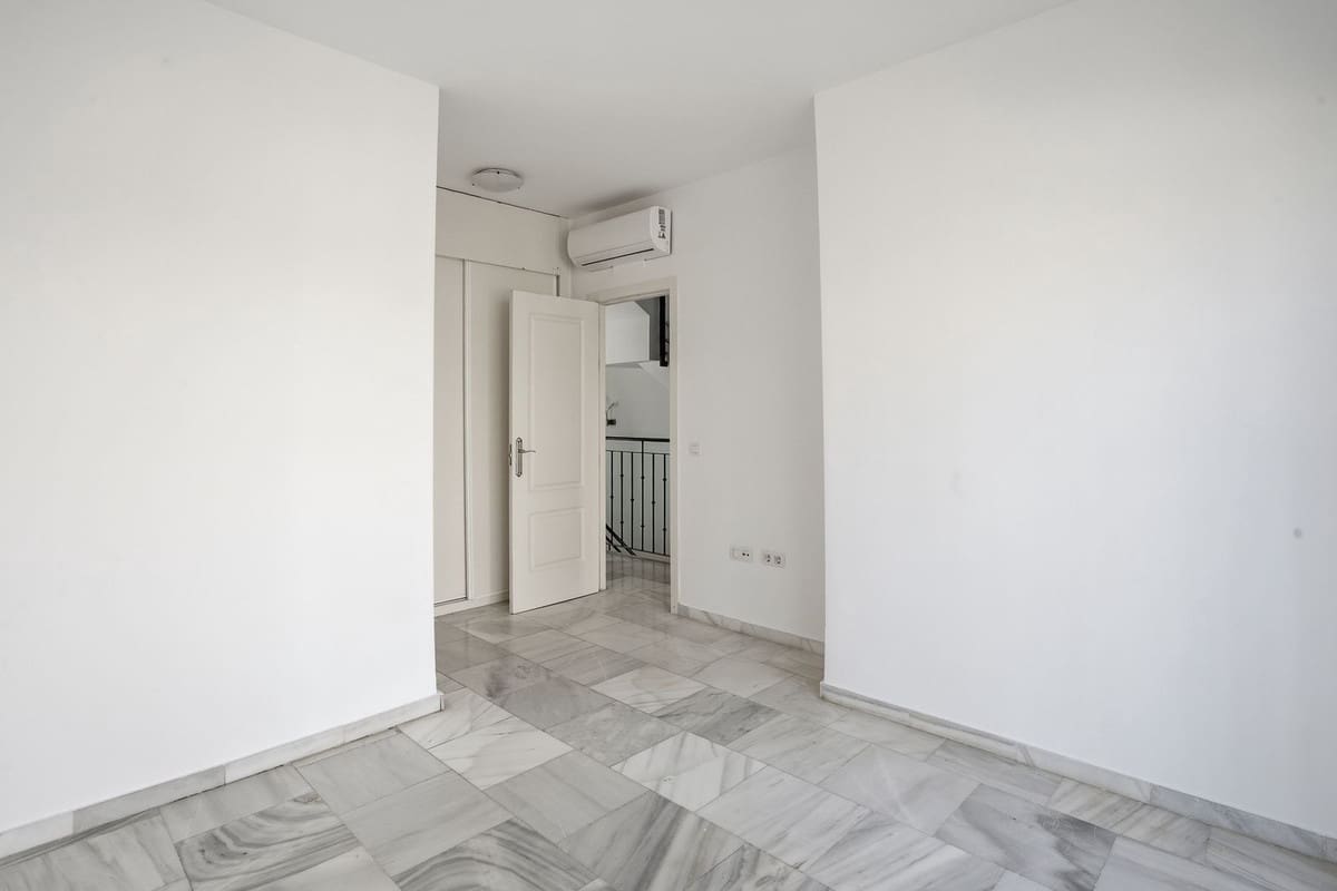 3 soveværelse Semi-Rækkehus til salg i Riviera del Sol med swimmingpool garage - € 399.000 (Ref: 9699293)