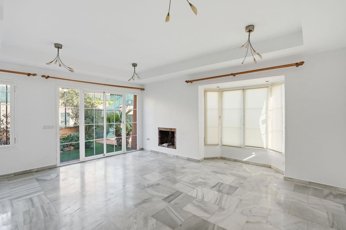 3 soveværelse Semi-Rækkehus til salg i Riviera del Sol med swimmingpool garage - € 399.000 (Ref: 9699293)