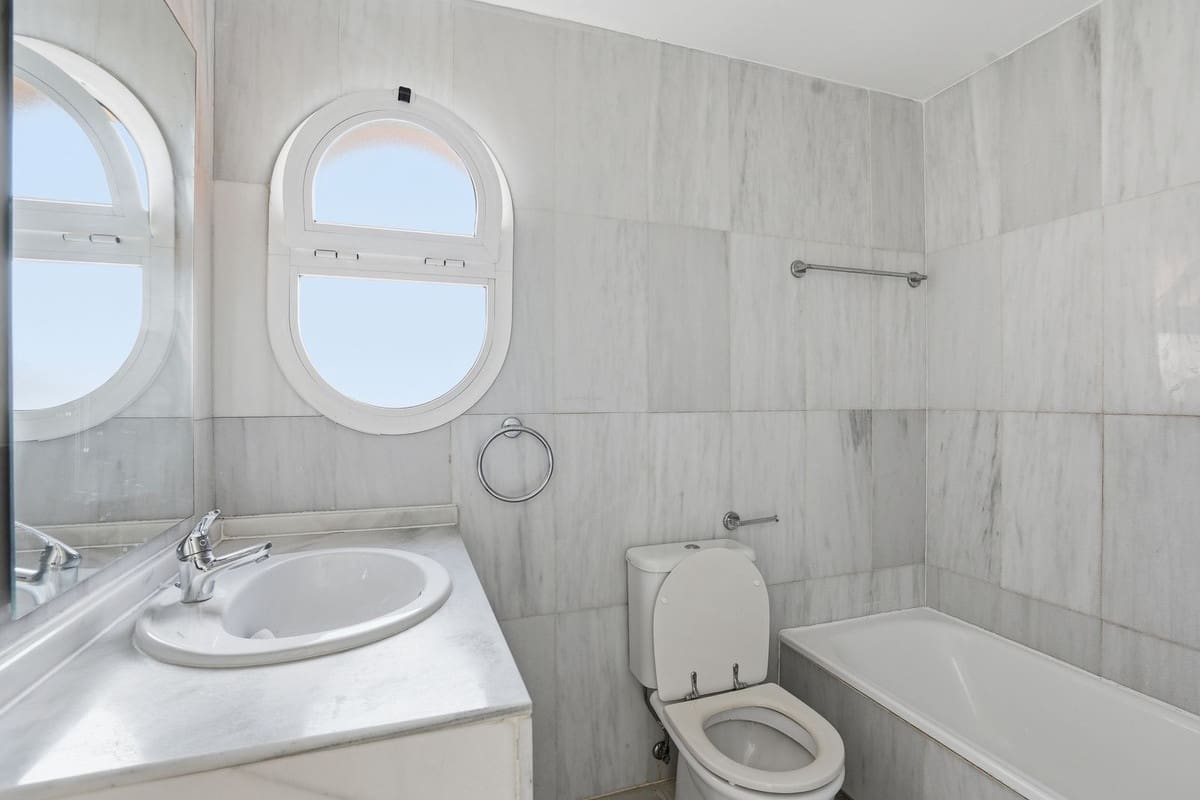 3 soveværelse Semi-Rækkehus til salg i Riviera del Sol med swimmingpool garage - € 399.000 (Ref: 9699293)