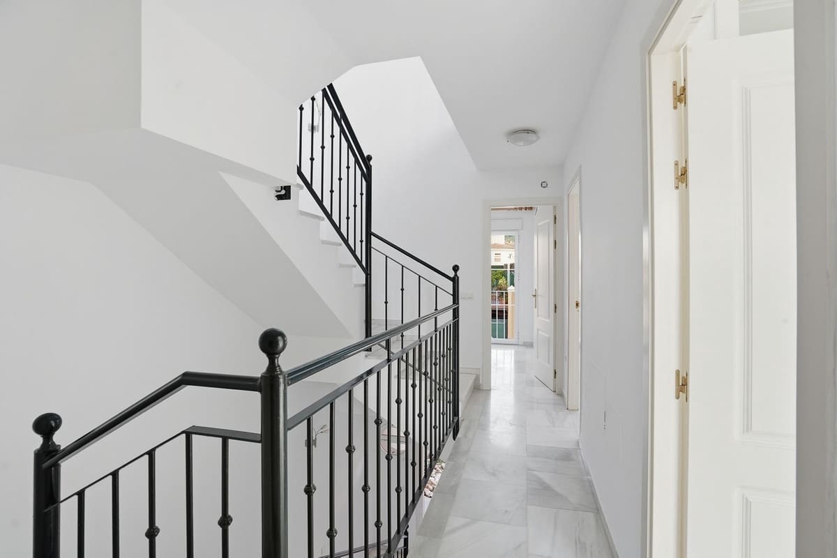 3 bedroom Semi-detached Villa for sale in Riviera del Sol with pool garage - € 399,000 (Ref: 9699293)