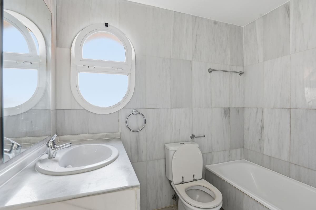 3 bedroom Semi-detached Villa for sale in Riviera del Sol with pool garage - € 399,000 (Ref: 9699293)