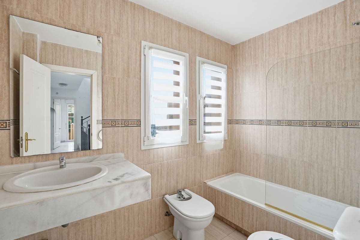 3 bedroom Semi-detached Villa for sale in Riviera del Sol with pool garage - € 399,000 (Ref: 9699293)