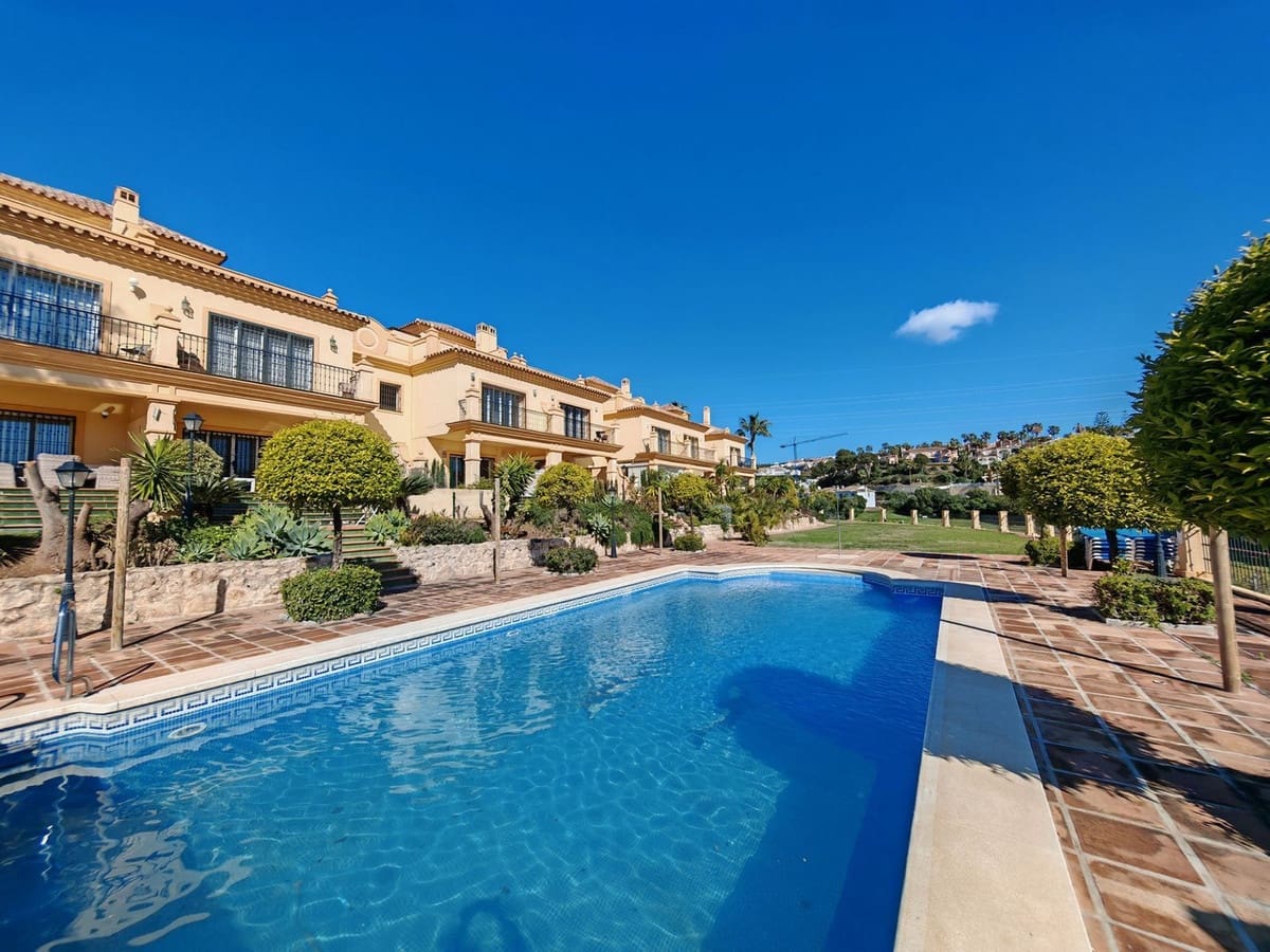 4 soveværelse Byhus til salg i Riviera del Sol med swimmingpool garage - € 649.000 (Ref: 9699890)