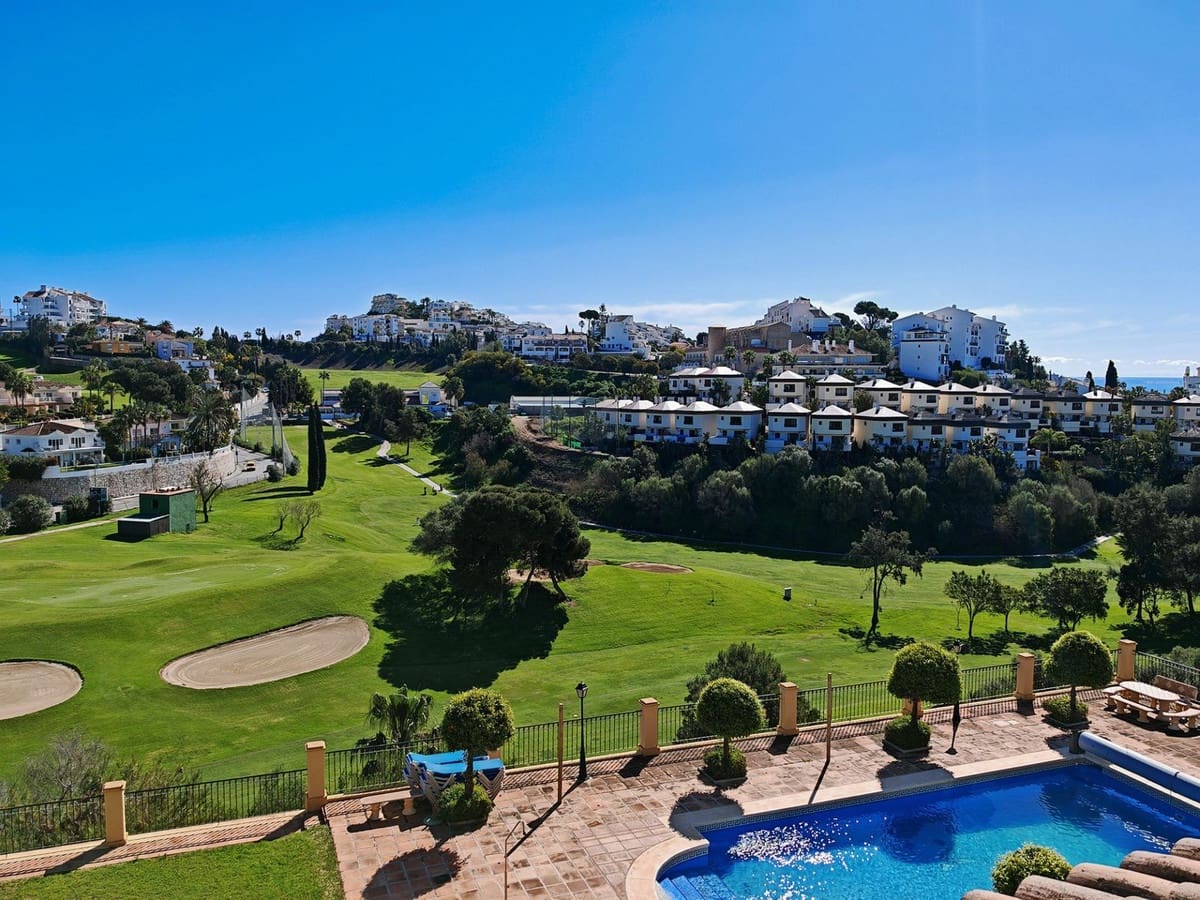 4 soveværelse Byhus til salg i Riviera del Sol med swimmingpool garage - € 649.000 (Ref: 9699890)