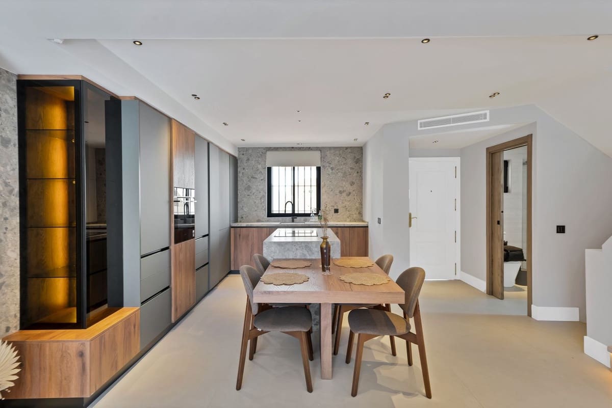 4 slaapkamer Huis te koop in Puerto Banus met zwembad garage - € 1.350.000 (Ref: 9699891)