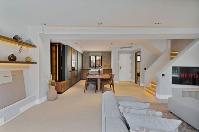 4 sovrum Hus till salu i Puerto Banus, Marbella med pool garage - 1 350 000 € (Ref: 9699891)