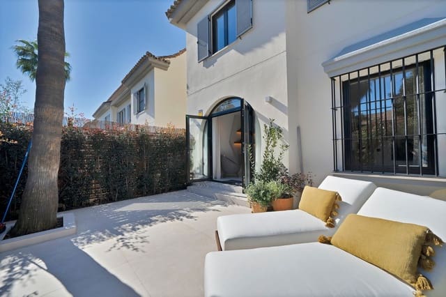 4 bedroom Townhouse for sale in Puerto Banus, Marbella with pool garage - € 1,350,000 (Ref: 9699891)