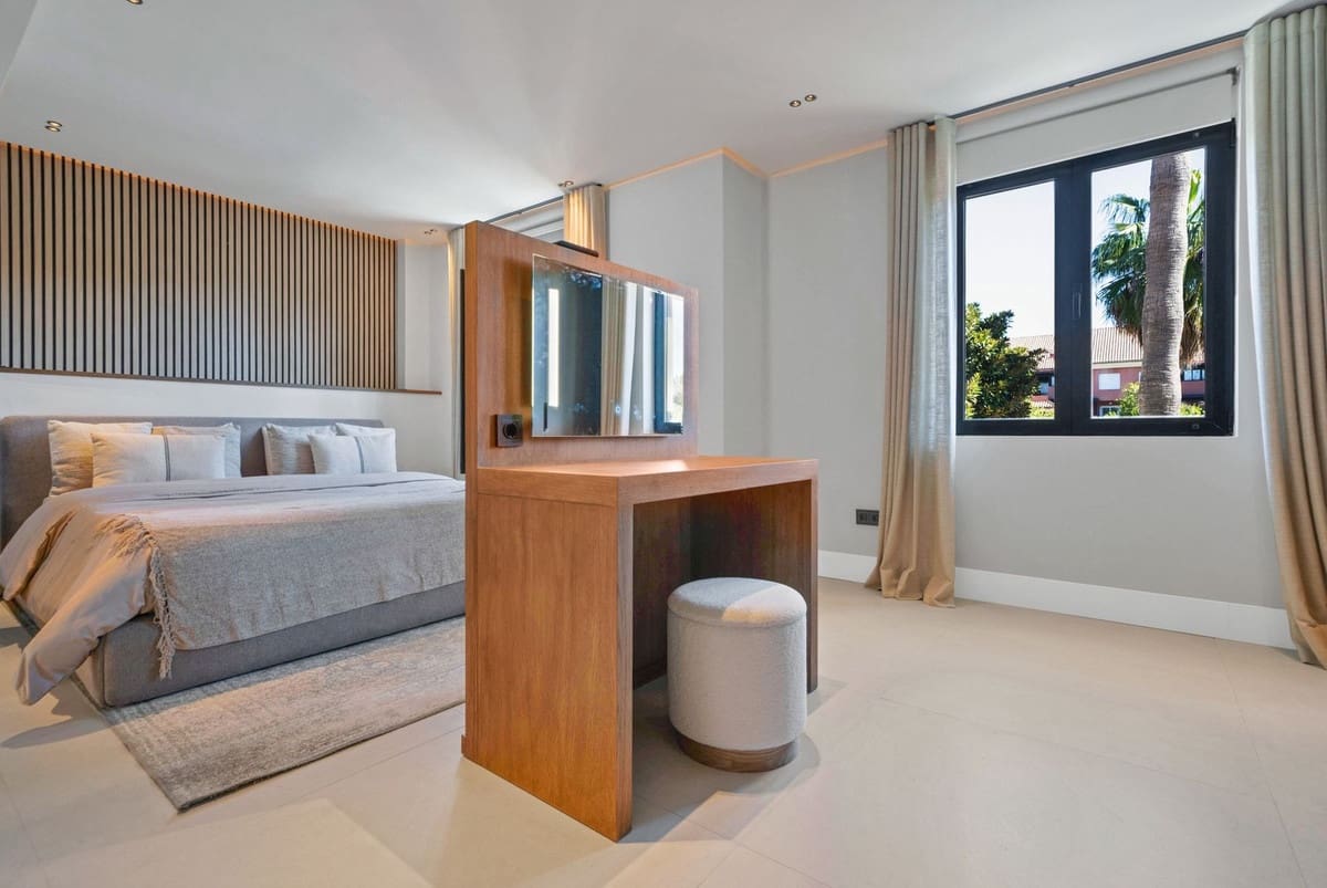 4 bedroom Townhouse for sale in Puerto Banus with pool garage - € 1,350,000 (Ref: 9699891)