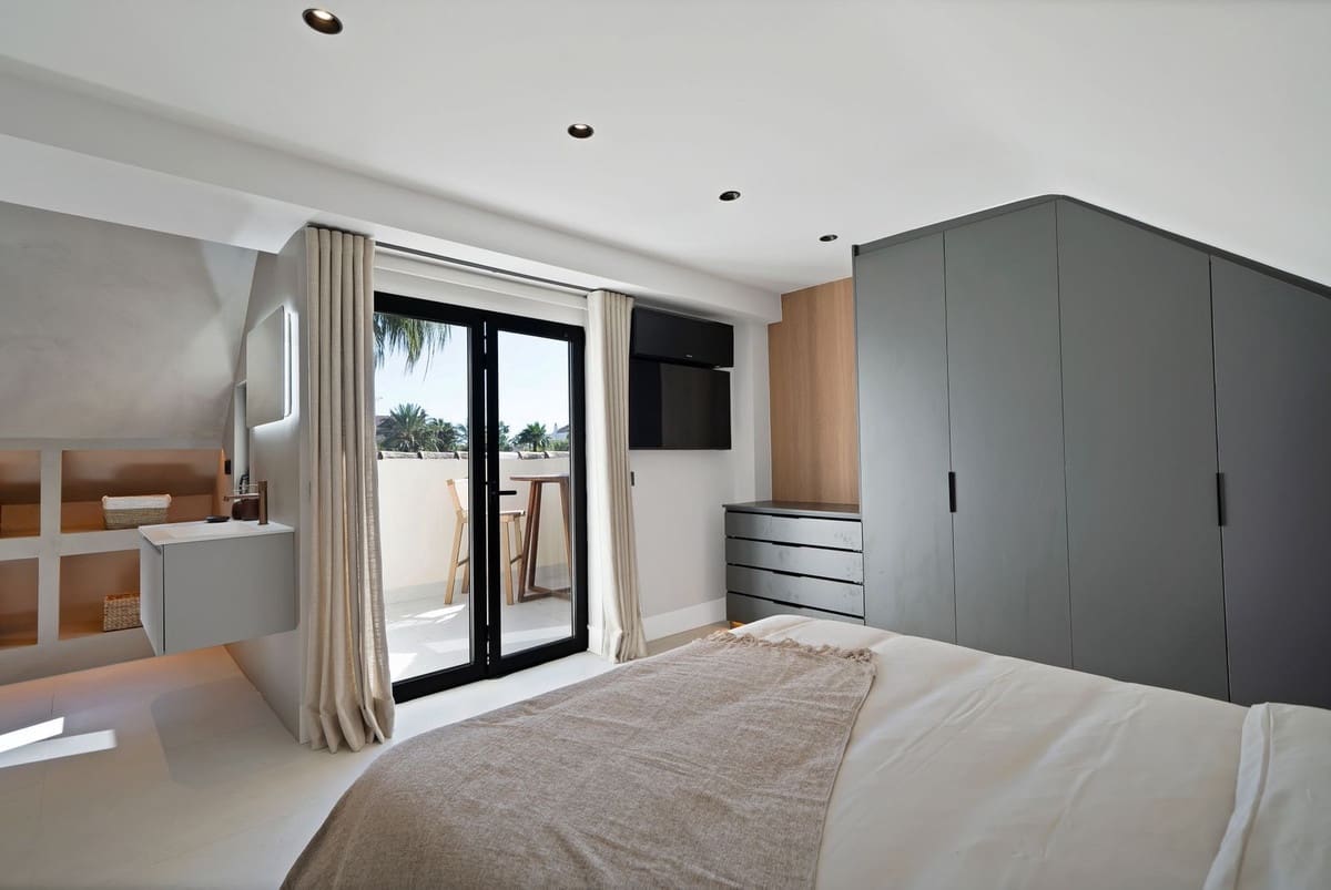 4 bedroom Townhouse for sale in Puerto Banus with pool garage - € 1,350,000 (Ref: 9699891)