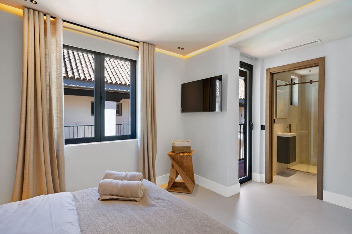 4 bedroom Townhouse for sale in Puerto Banus with pool garage - € 1,350,000 (Ref: 9699891)
