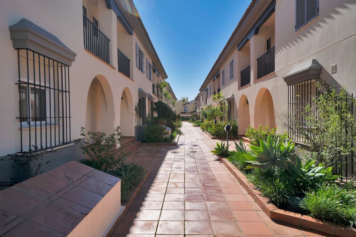 4 bedroom Townhouse for sale in Puerto Banus with pool garage - € 1,350,000 (Ref: 9699891)